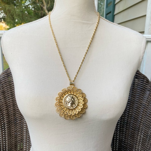 Jewelry - Elegant Gold Pendant Necklace